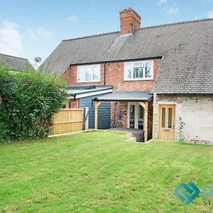  Holiday home Airy 3 Bed House - Hot Tub - Near Castle, Qmc - City Centre & Trent Bridge